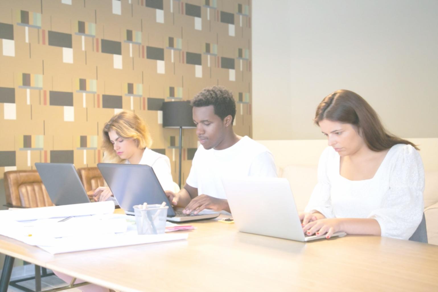 Teilnehmer während einer Zielsetzungs-Session mit strukturierter Methodik