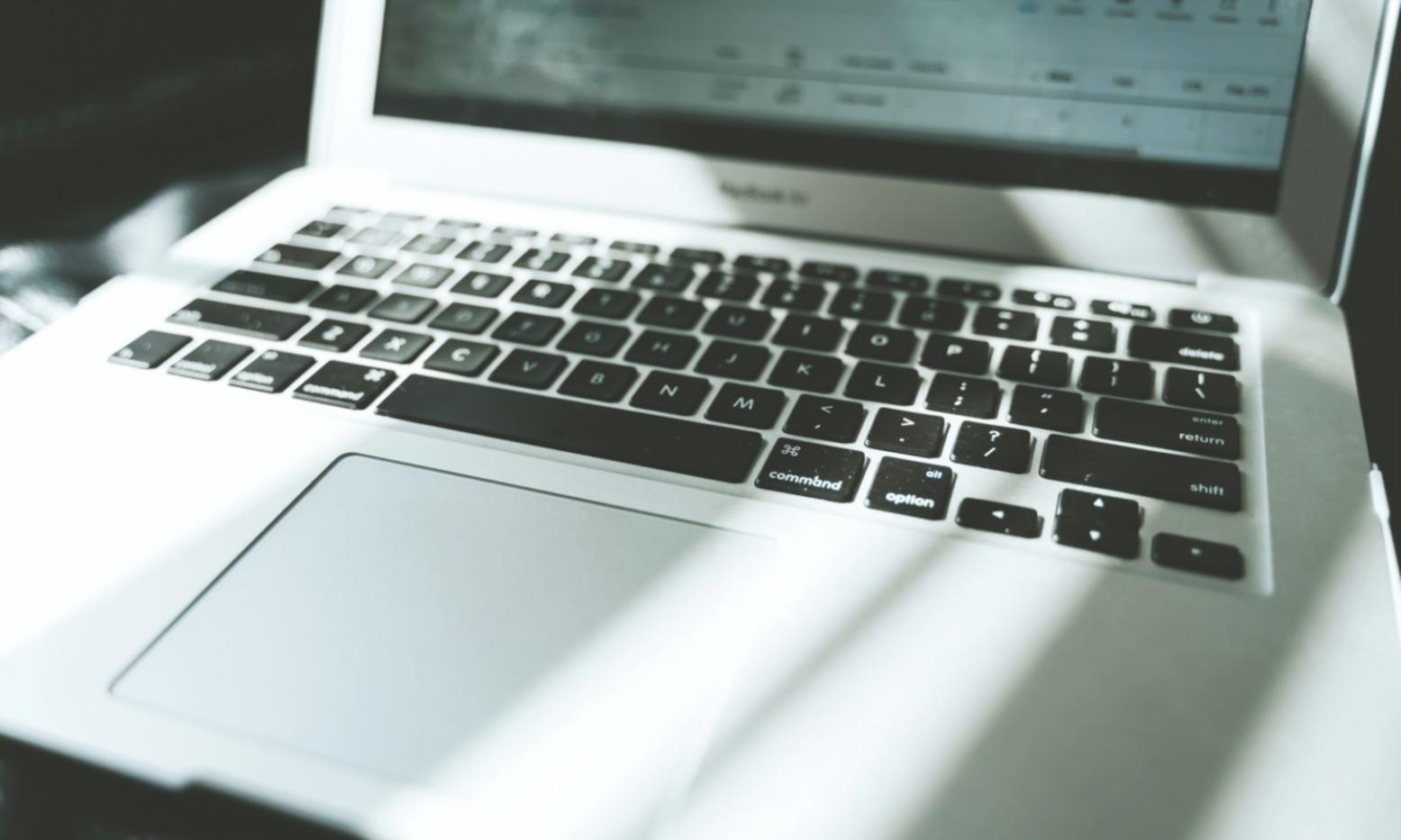 Strukturierte Arbeitsumgebung mit Werkzeugen für Zielerreichung und persönliche Entwicklung